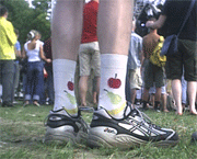 die sonne brennt, die socken fruchtig